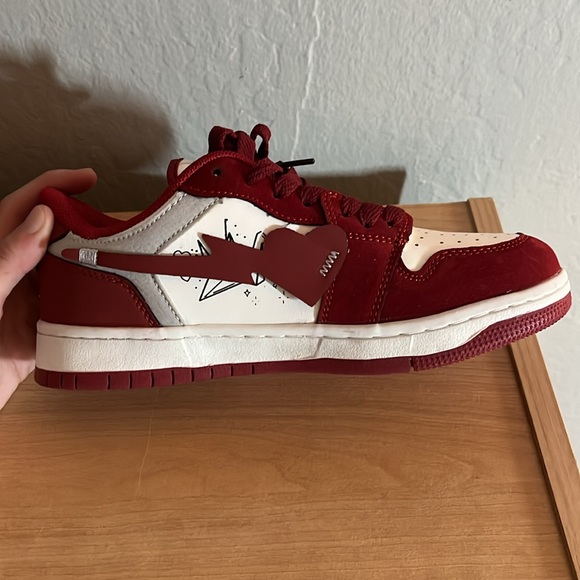 Red and white sneakers - Picture 3 of 8